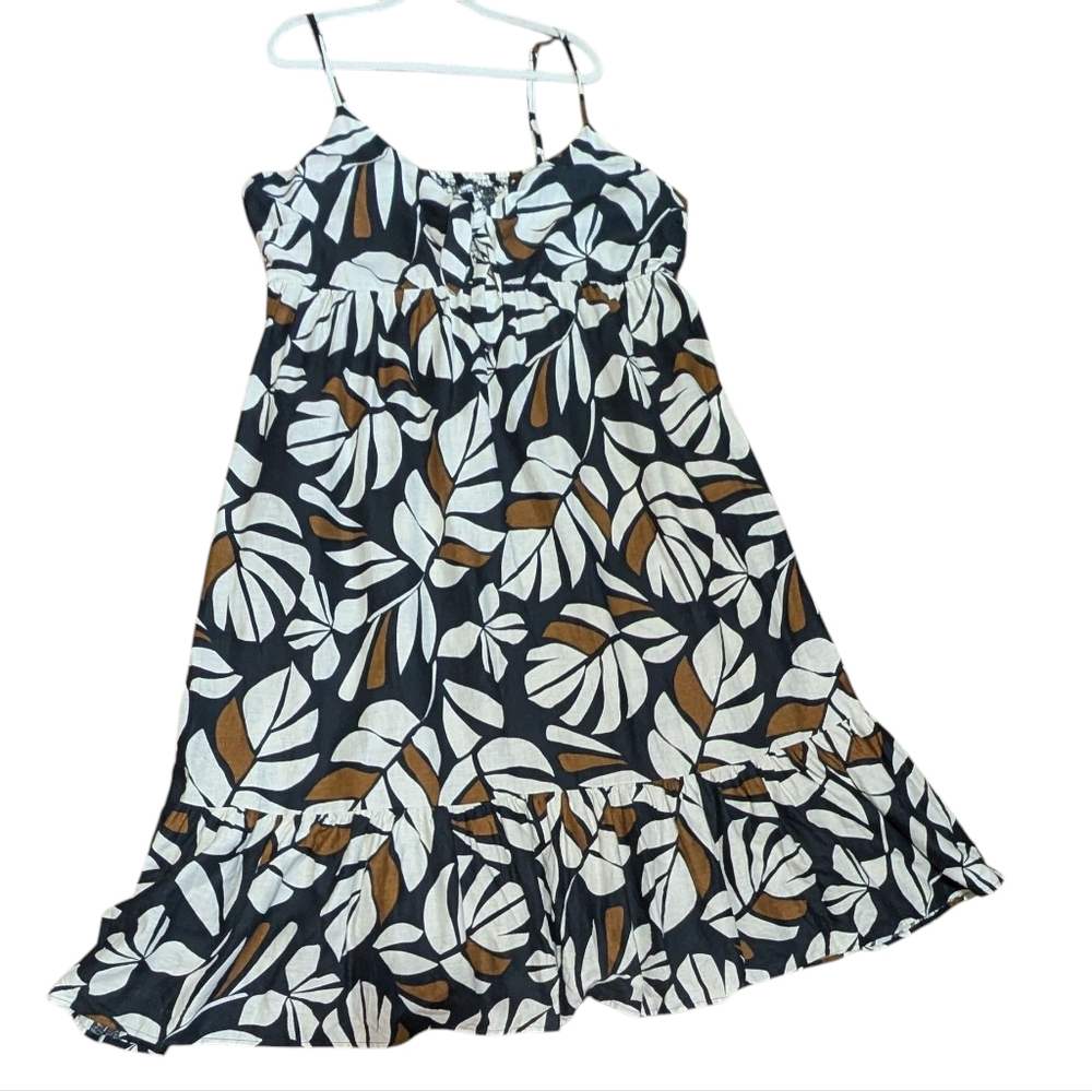 Elegant Black and White Leaf Print Maxi Dress